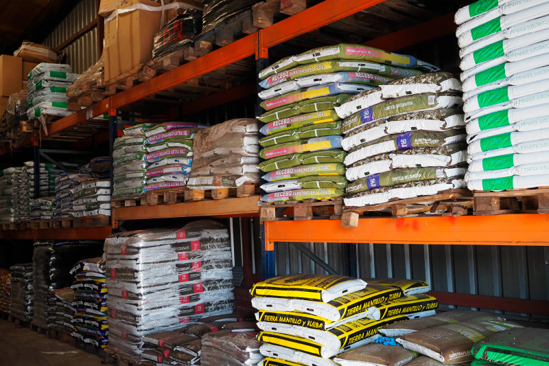 Sacos de fertilizante en un almacén